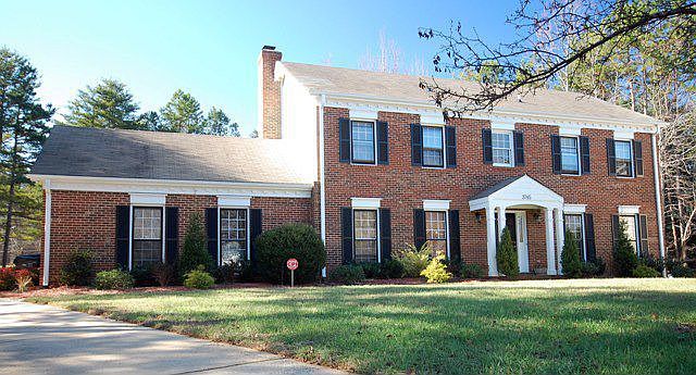 All brick exterior set on a cul-de-sac!