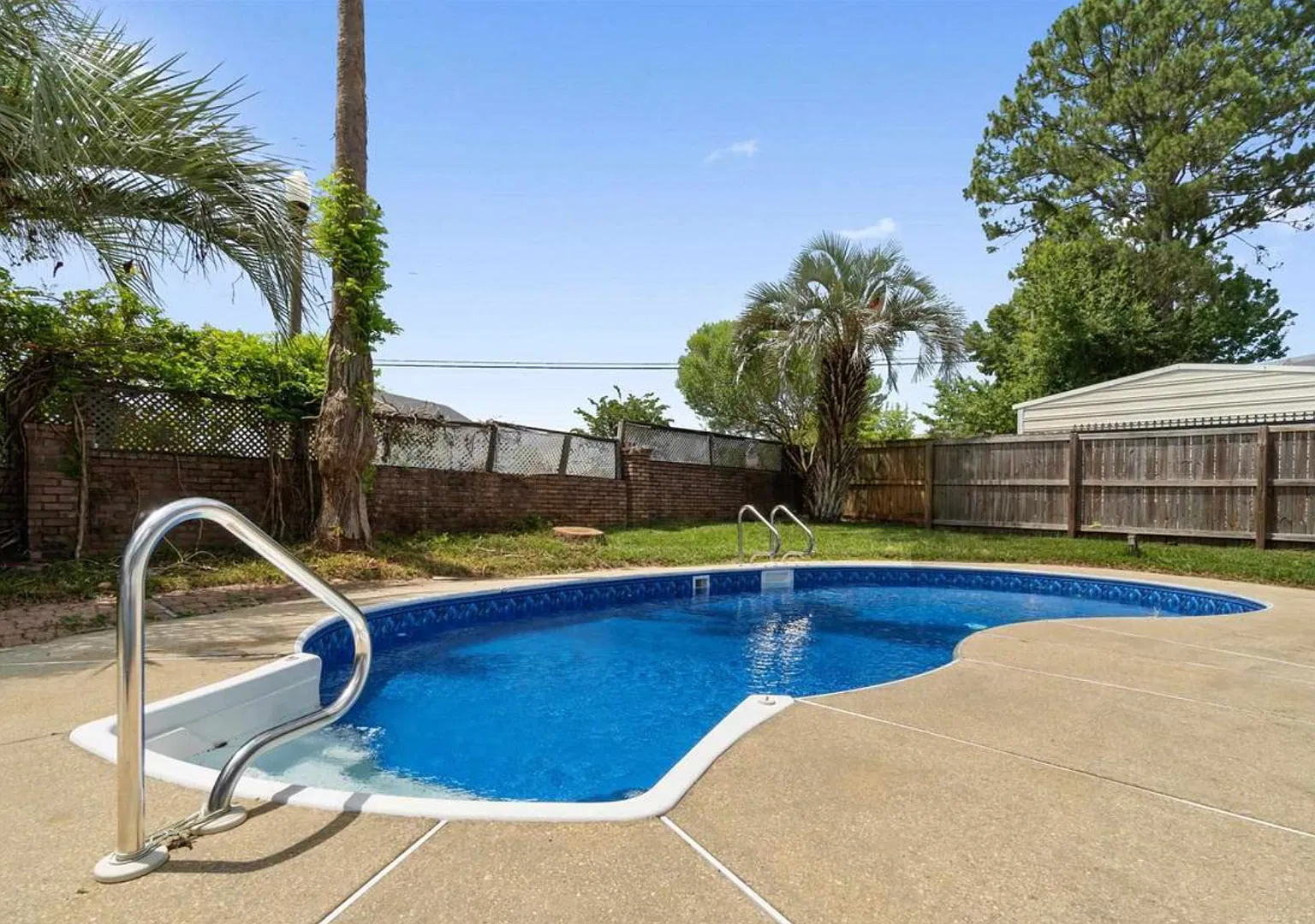 Victorian Style Home with Pool, near UWF Coming Soon! — Photo 2