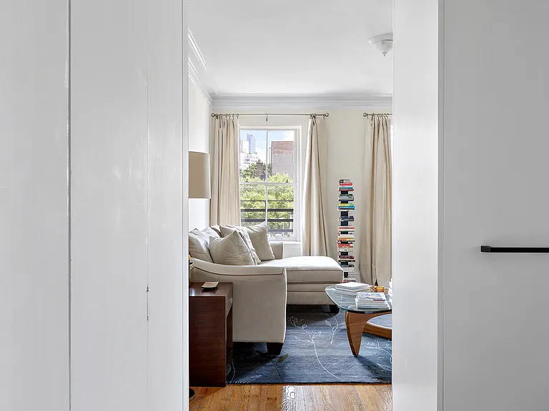 306 W 4th St #E3 — Photo 7