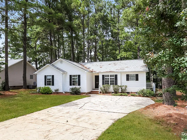 221 Breezewood Ln — Photo 3