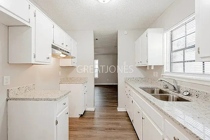 3 bed, 1.0 bath, 924 sqft, $1,115 — Photo 3