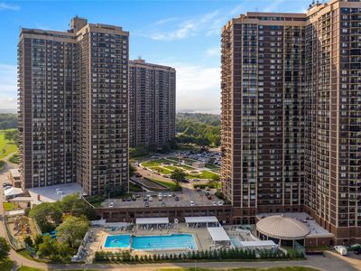 270-10 Grand Central Parkway #2S, Floral Park, NY, 11005