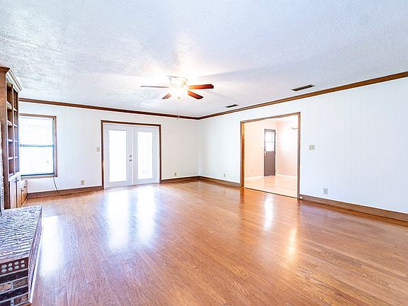 4th image of 102 Stewart Ct