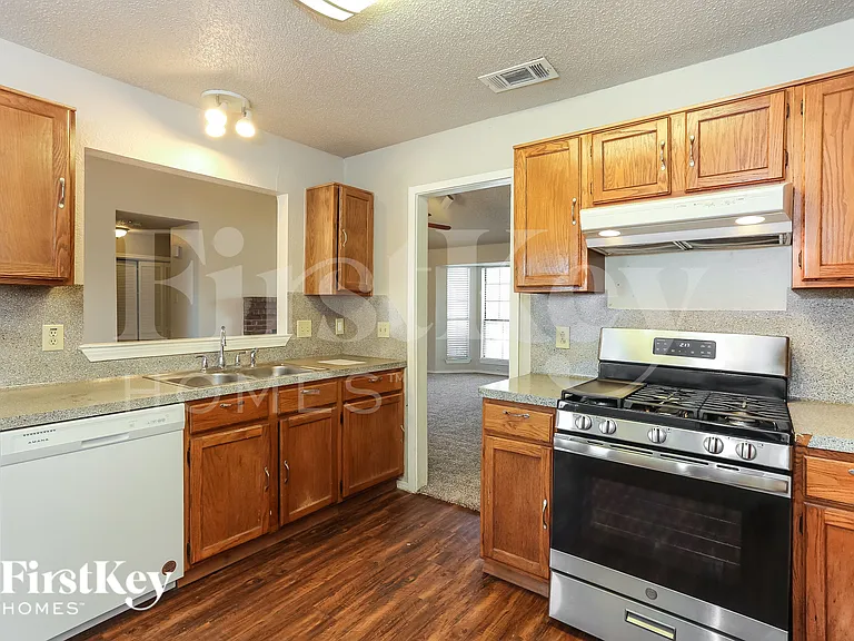 2321 Lakeshore Ln — Photo 6