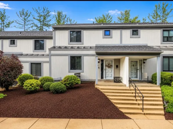 1561 Pinehurst Dr, Pittsburgh, PA 15241