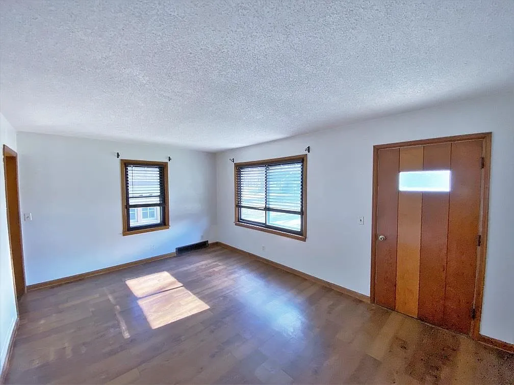 3 bed, 1.0 bath, 1112 sqft, $1,300 — Photo 3