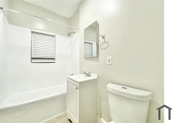 832 W Florence Ave #3 — Photo 5