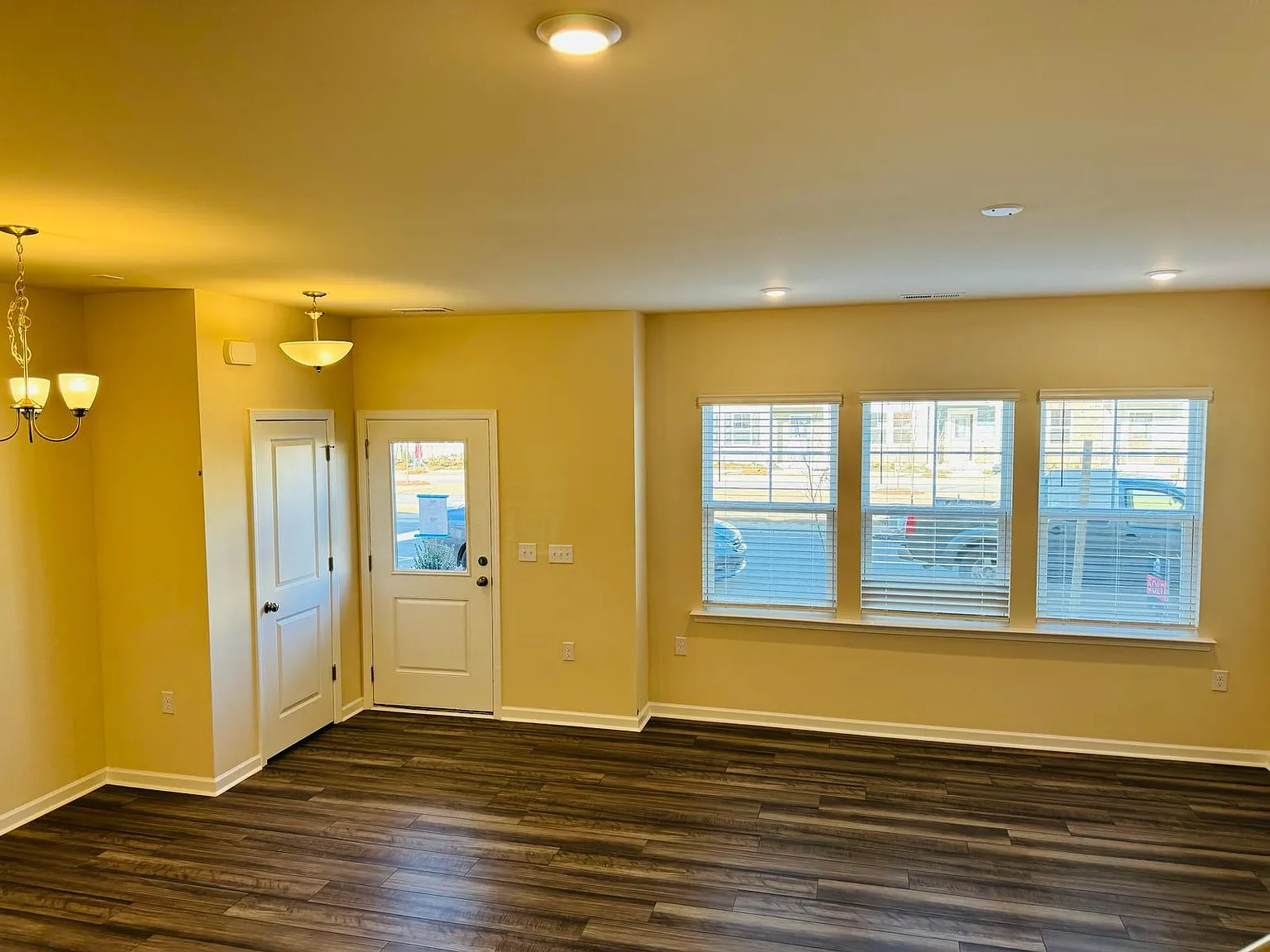 3 bed, 2.5 bath, 1735 sqft, $1,795 — Photo 3