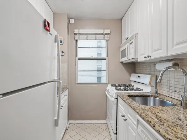 201 East 37th Street image 5 of 6