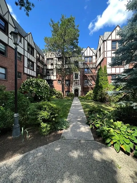 1 bed, 1.0 bath, $1,995 — Photo 1