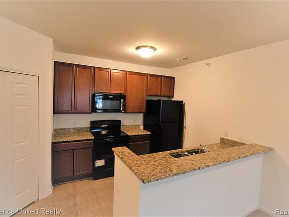 3rd image of 1015 E Summerfield Glen Cir