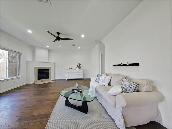 4th image of 3815 Tailfeather Dr
