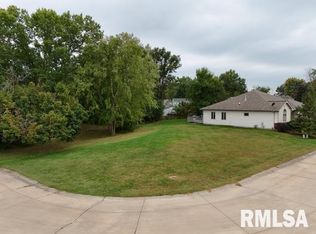 12 Hidden Valley Cir, Davenport, IA 52804