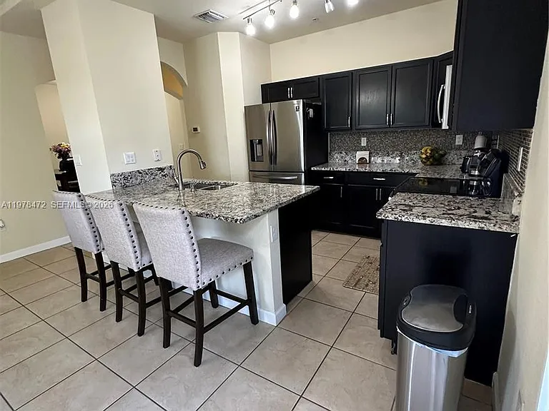 133 SE 28th Ter #8 — Photo 3