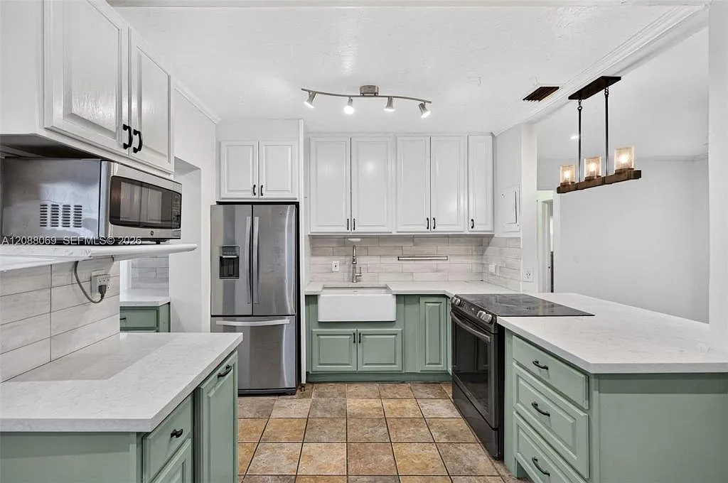 320 SW 12th Ave, 0 — Photo 1