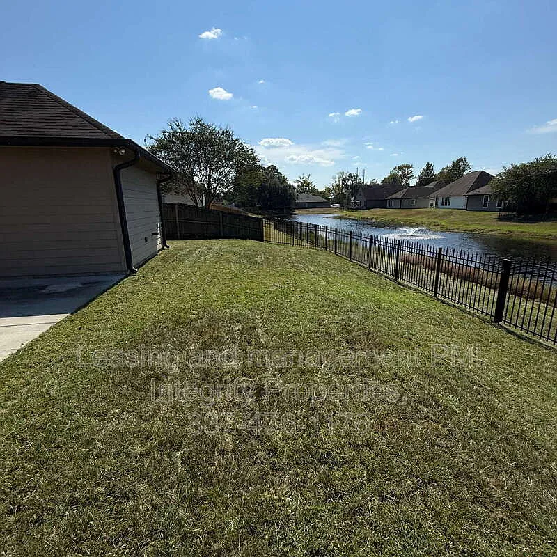 3 bed, 2.5 bath, 1900 sqft, $2,400 — Photo 4