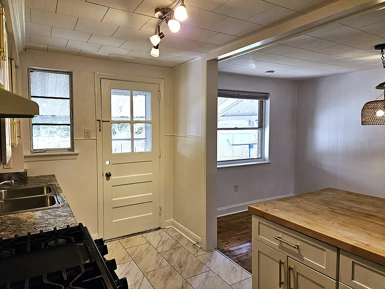 61 Wise Ave — Photo 8