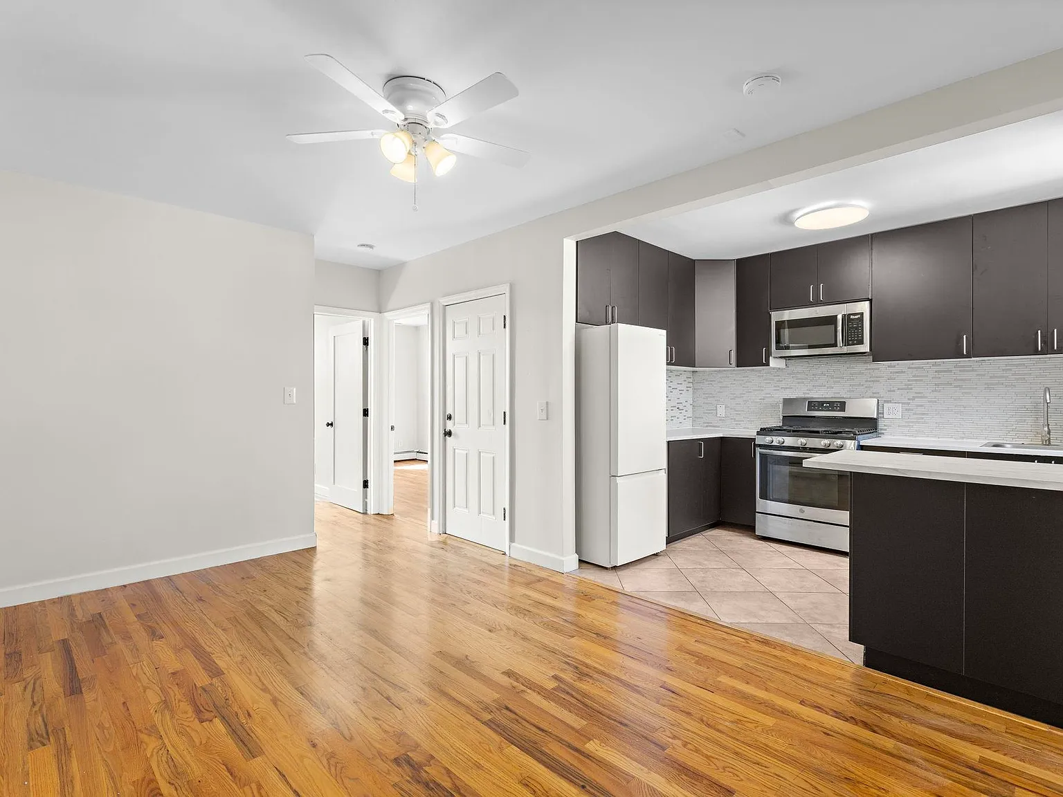 2 bed, 1.0 bath, 600 sqft, $2,400 — Photo 2