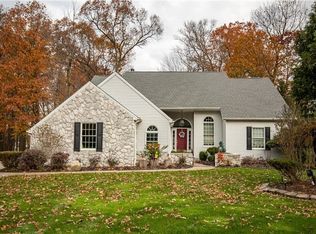 1079 Foxwood Dr, Hermitage, PA 16148