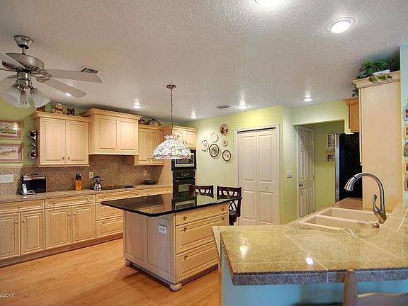 5th image of 383 Arrowhead Ln