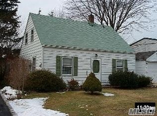 274 Center Ln, Levittown, NY 11756
