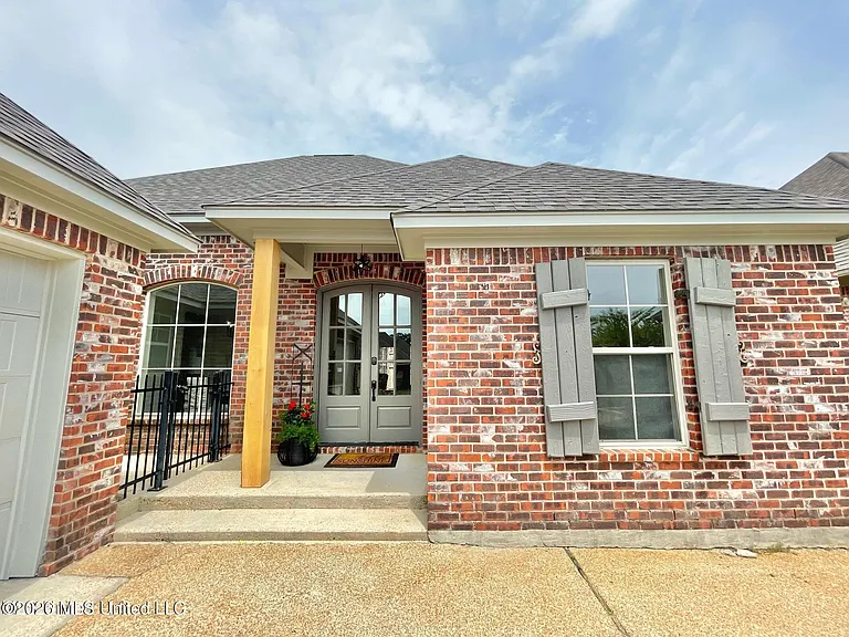 718 Chambord Dr — Photo 2
