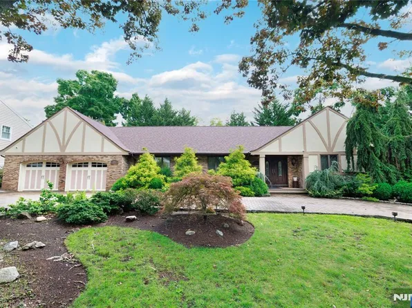 806 Stella Ct, Paramus, NJ 07652