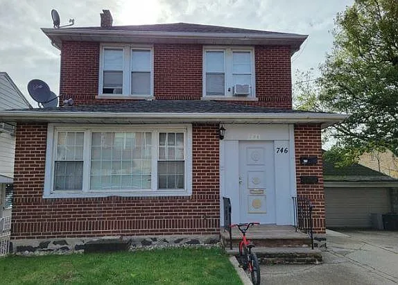 3 bed, $2,700 — Photo 1