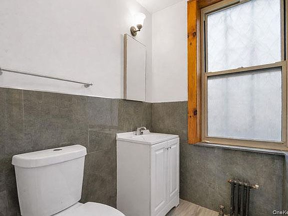 4th image of 584 Sterling Pl