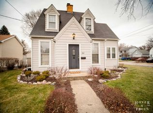 302 Ridgeland Ave, Woodstock, IL 60098