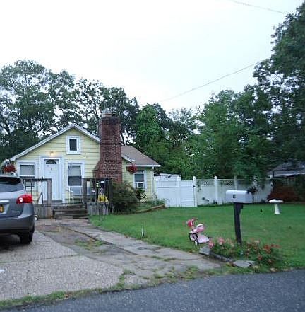 1st image of 19 Flower Ave
