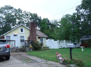 19 Flower Ave, Holtsville, NY 11742