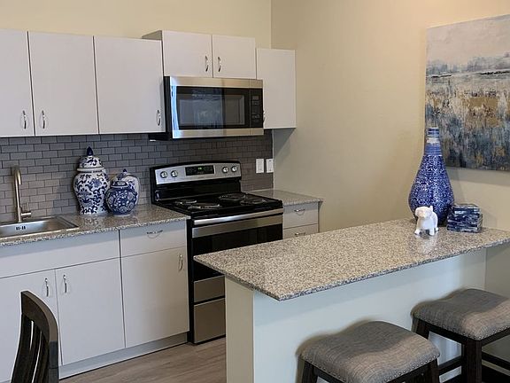4th image of 702 Santee St #5209