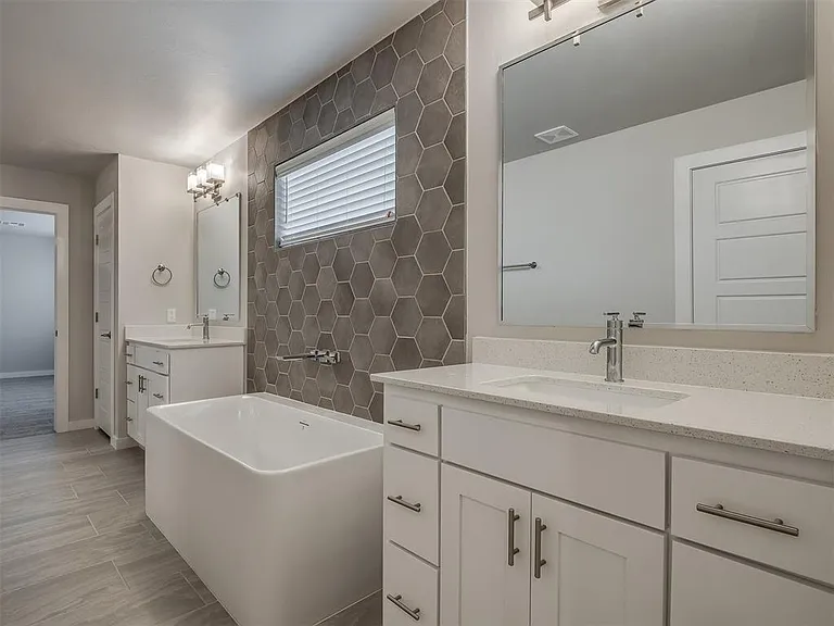 520 NW 176th Ter — Photo 32