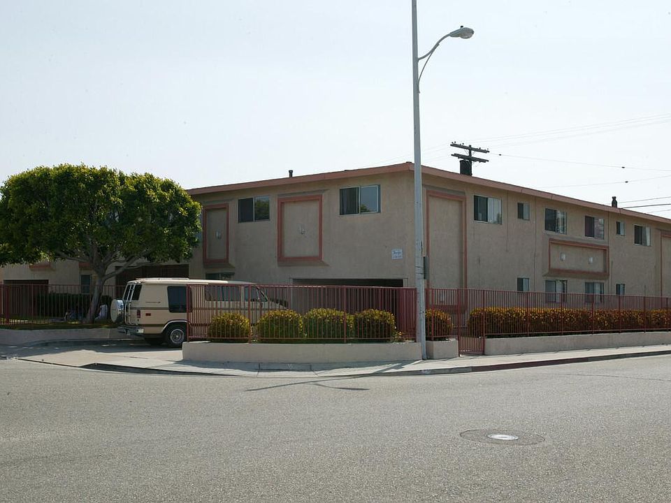 1705 San Marino St Oxnard, Ca 93033 parking is conveniently located in the front carport for this particular apt.