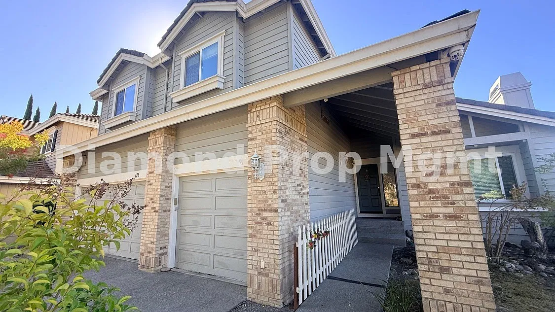 4 bed, 2.5 bath, 3024 sqft, $6,100 — Photo 2