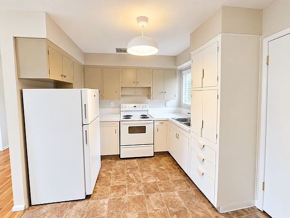 5th image of 4412 SE 57th Ave