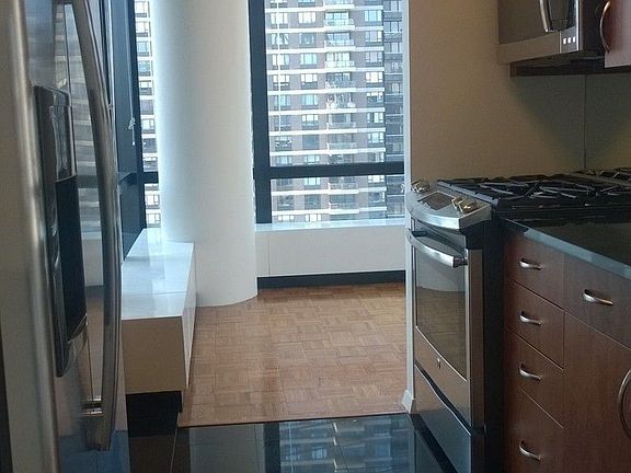 4th image of 420 E 61st St APT 37F