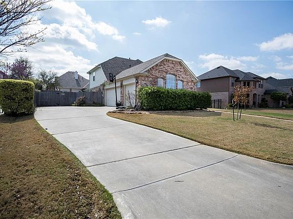 5th image of 2907 Saint Martin Dr