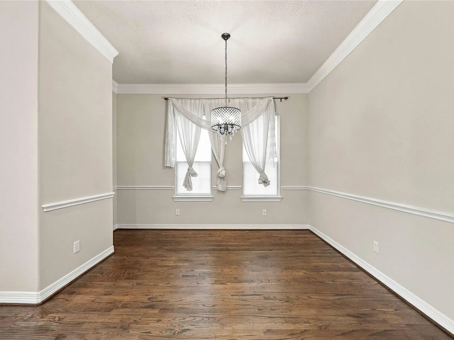 3 bed, 3.5 bath, 2869 sqft, $3,200 — Photo 4