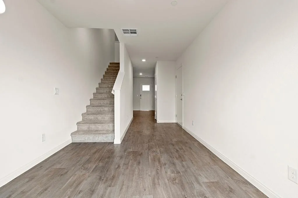 3 bed, 2.5 bath, 1847 sqft, $2,650 — Photo 2