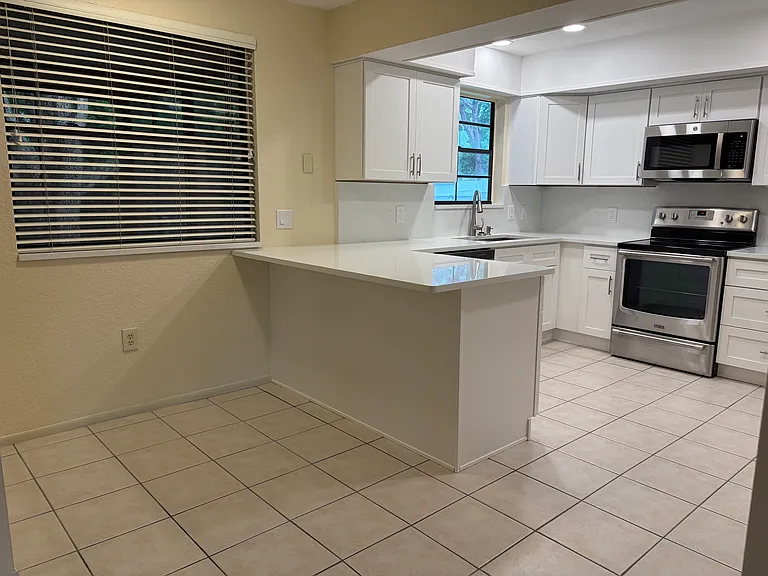 Kitchen with breakfast bar