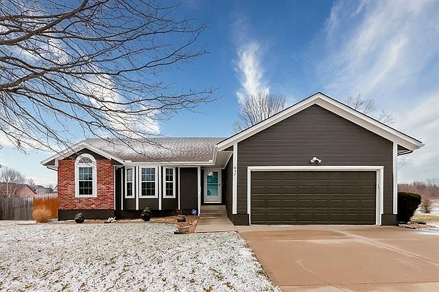 1st image of 657 SE Canterbury Ln