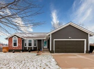 657 SE Canterbury Ln, Lees Summit, MO 64063