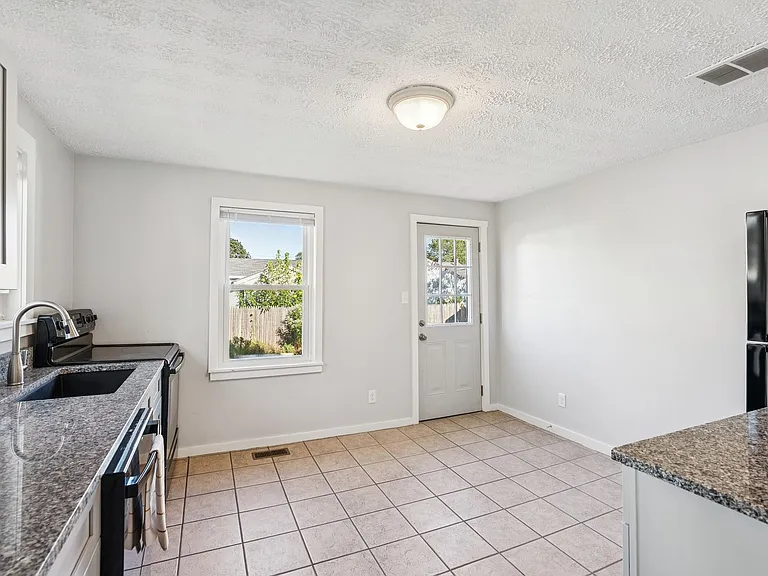 140 & 142 Sawyer Street — Photo 11