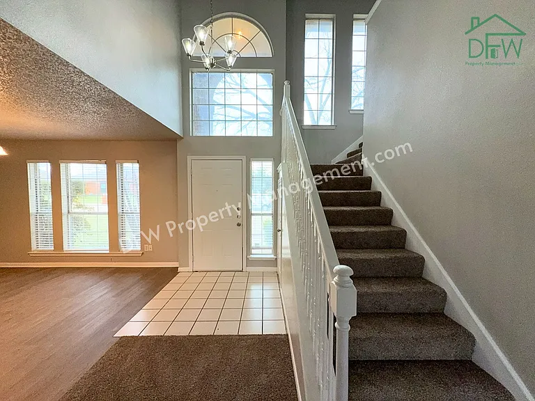704 Inglewood Trl — Photo 2