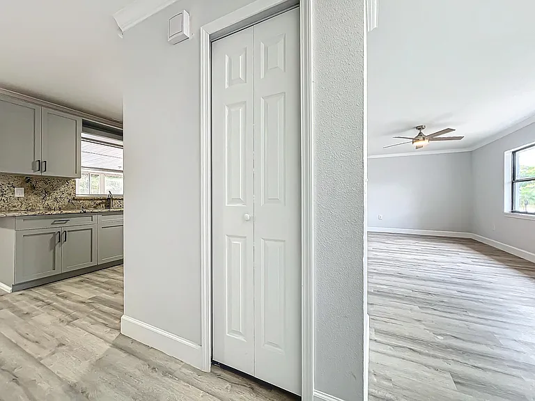 3230 Caulfield St — Photo 15