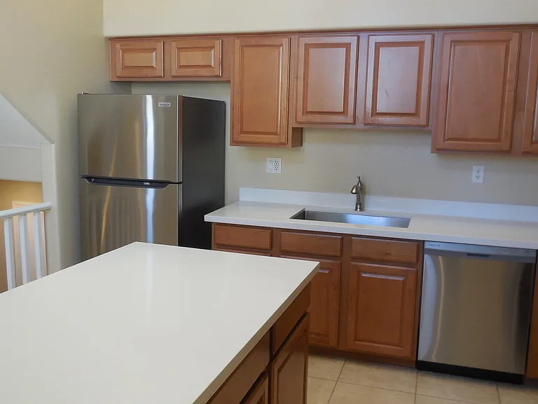 746 S Beck Ave — Photo 2