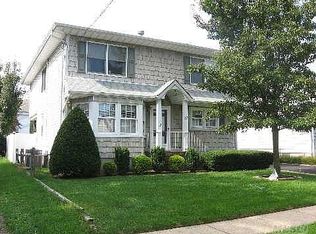 13 Cambridge Ave, Bethpage, NY 11714