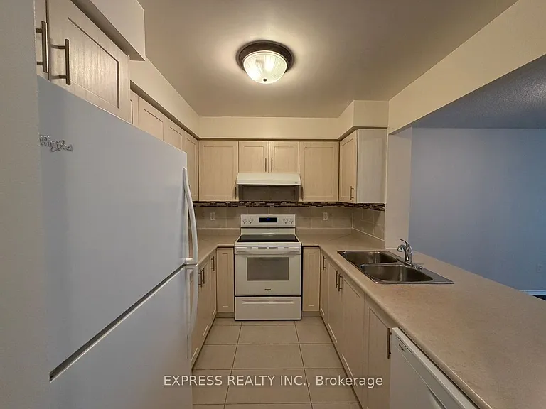 29 Pemberton Ave #LPH02 — Photo 2